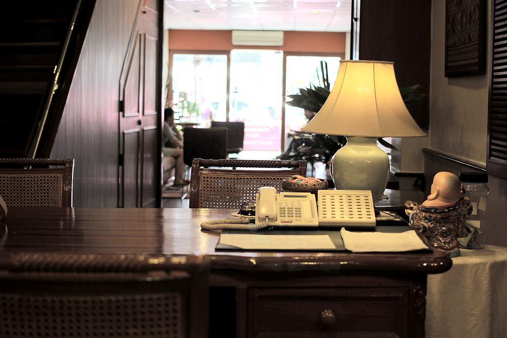 Travel Lodge Surawong (Adults Only) Bangkok Bagian luar foto