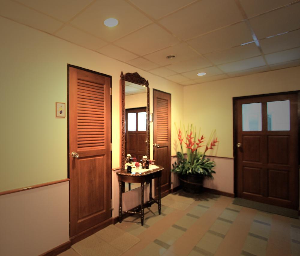 Travel Lodge Surawong (Adults Only) Bangkok Bagian luar foto