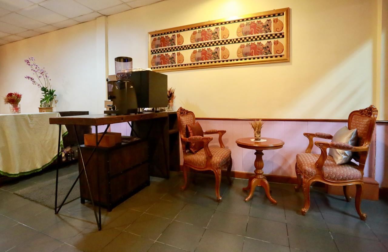 Travel Lodge Surawong (Adults Only) Bangkok Bagian luar foto