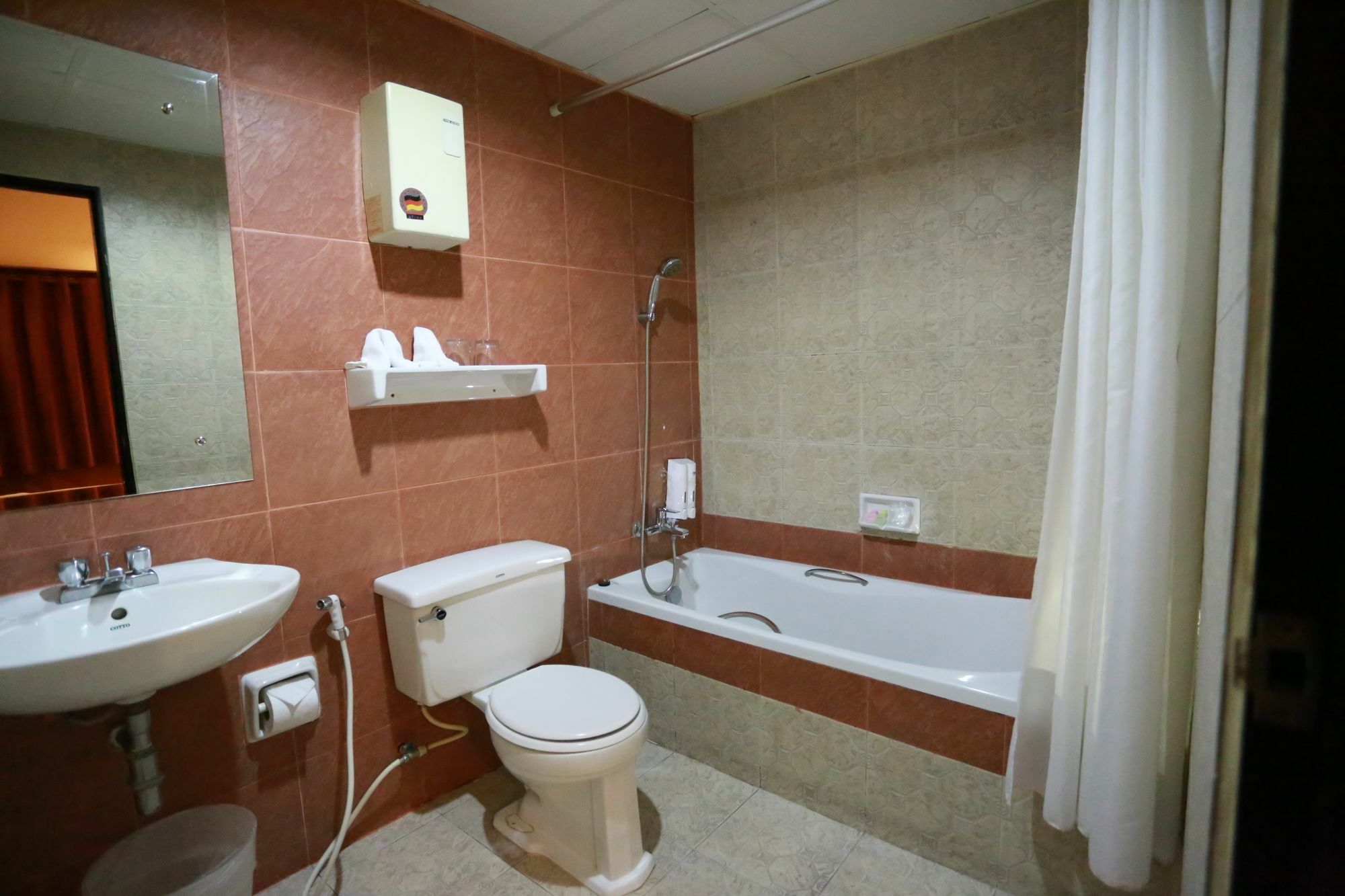Travel Lodge Surawong (Adults Only) Bangkok Bagian luar foto