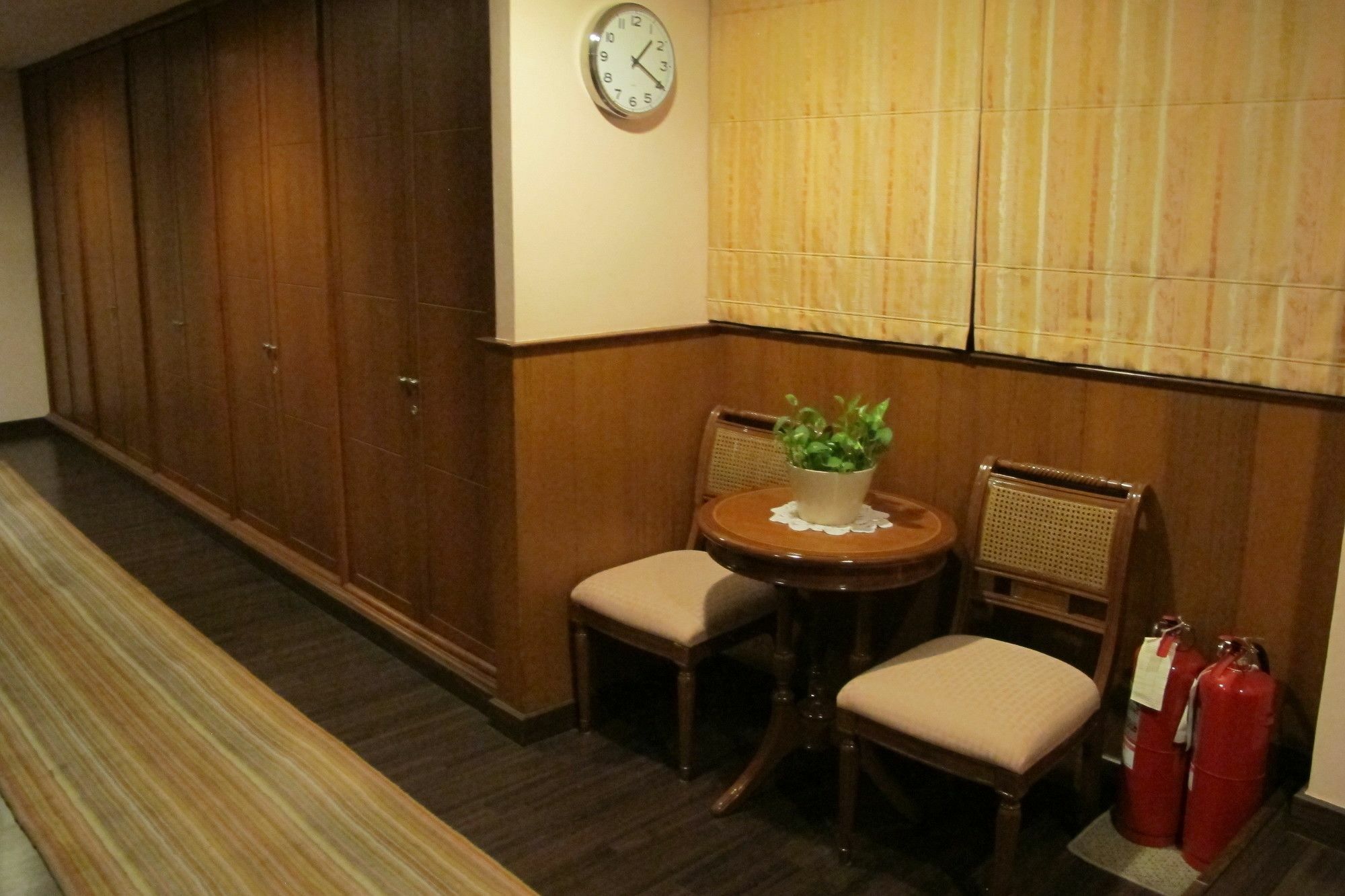 Travel Lodge Surawong (Adults Only) Bangkok Bagian luar foto
